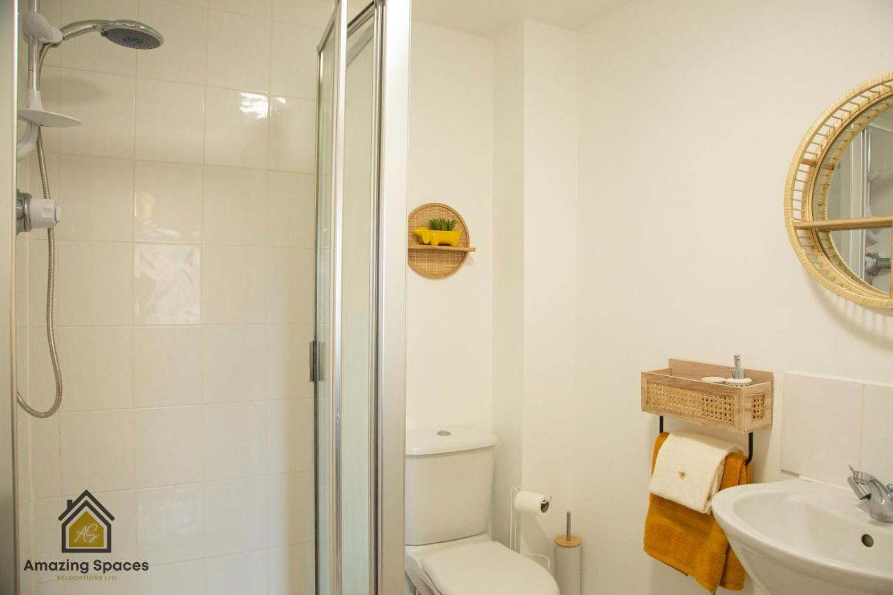 Executive 2 Bed Flat In Stockton Heath By Amazing Spaces Relocations Ltd Warrington Exterior photo